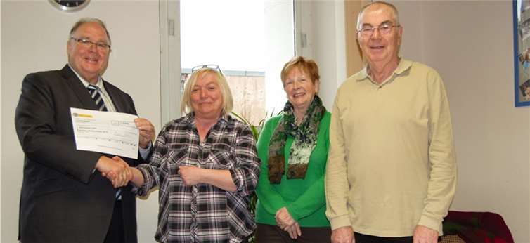 Einen Scheck über 2000 Euro erhielt die Tafel von der Bürgerstiftung.privat