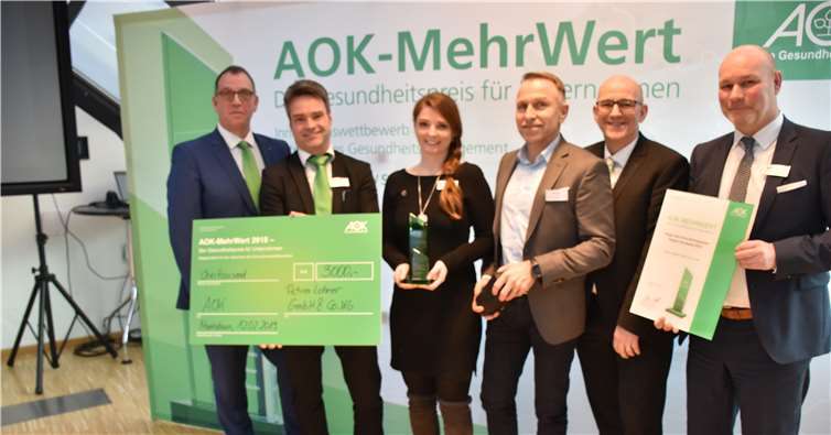 Einen Scheck über 3.000 Euro übergaben die AOKler den Lohner Vertretern Milena Nimrich und Helmut Moll (mittig).Fotos: -HEP-