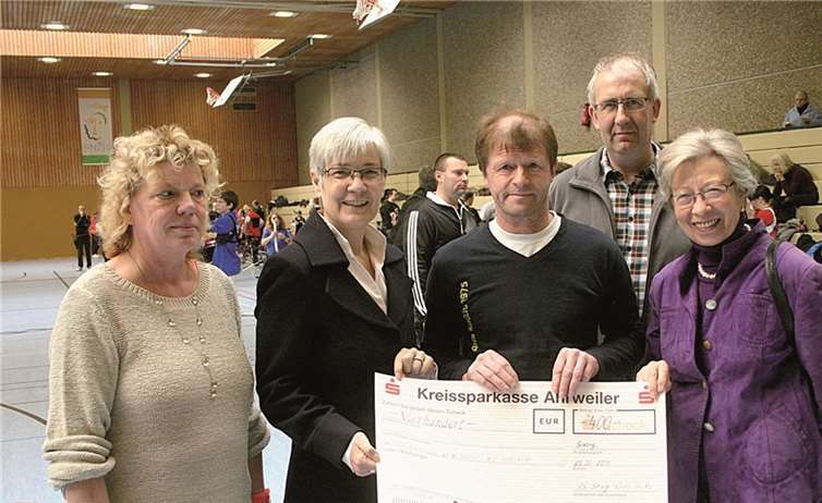 Einen Scheck über 400 Euro konnten (v.l.) Kassiererin Carola Reuter sowie der erste Vorsitzende Udo Reuter und dessen Stellvertreter Kurt Heuser (2.v.r.) an die Vorsitzenden des Vereins „Frauen für Frauen“, Brigitte Krahforst und Brigitte Kohlhaas, überreichen.