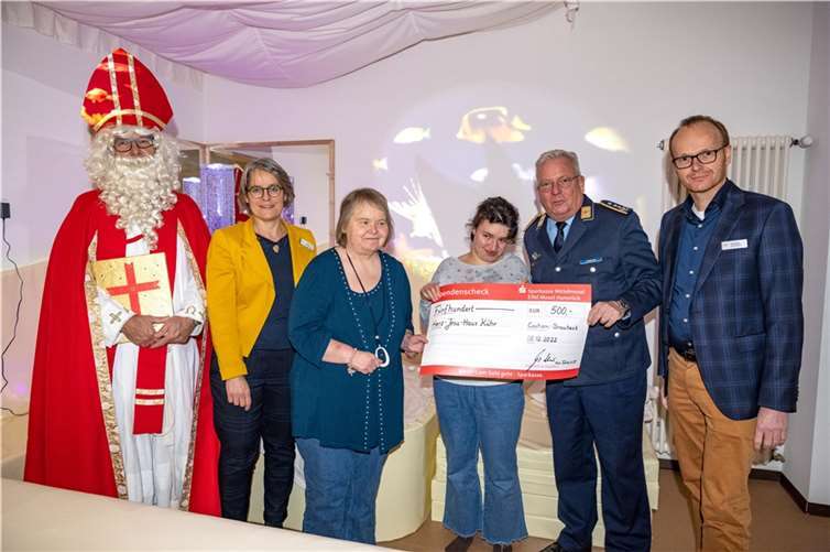 Einen Scheck über 500 Euro brachte der Besuch vom Taktischen Luftwaffengeschwader 33 in Büchel zum Nikolaus-Besuch im Herz-Jesu-Haus mit. Quelle: Herz-Jesu-Haus Kühr