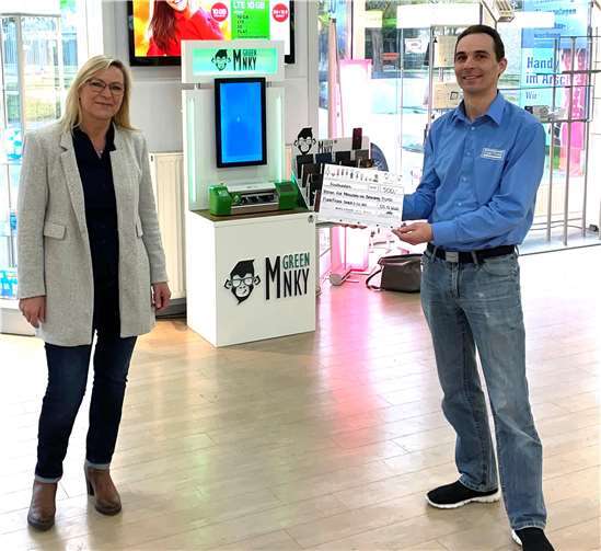Einen Scheck über 500 Euro überreicht Andreas Lieboner, Mitarbeiter von Funk Frank, an Silvia Kuhn, 2. Vorsitzende des Vereins für Menschen mit Behinderung. Foto: privat