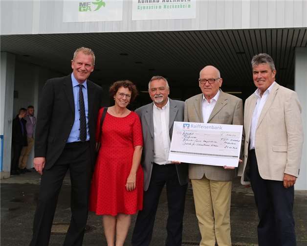 Einen Scheck über 500 Euro überreichte FDP-Chef Heribert Brauckmann an den Förderverein der Hauptschule Meckenheim.StF