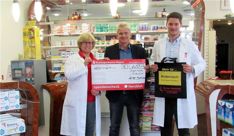 Einen Scheck über 600 Euro konnte Herr Werf (Mitte) von der Perspektive Andernach entgegennehmen.privat