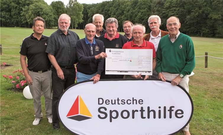 Einen Scheck über 600 Euro zu Gunsten der Deutschen Sporthilfe übergaben Turnierleiter Rainer Nichau (l.) und Präsident Jürgen Schmude (6.v.l.) an die Olympiateilnehmer und Weltmeister beim „Olympioniken-Turnier“. JOST