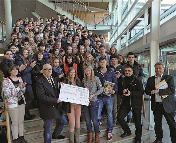 Einen Scheck über stattliche 5000 Euro konnten die Schüler der Jahrgangsstufe 13 des Peter-Joerres-Gymnasiums an Jens Kort von der Bonner Sektion der Deutschen Kinderkrebsstiftung übergeben. FIX