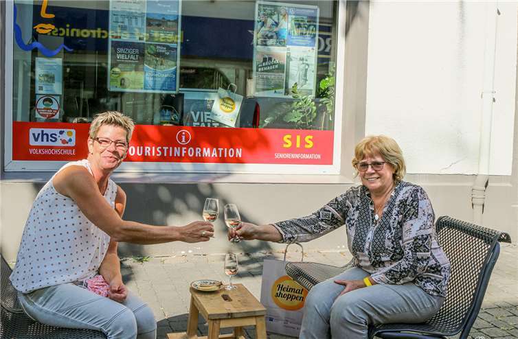 Hunderte Einkaufstüten werben für den Einkauf in Sinzig Einen „Schoppen“ aus der Heimat und leckere Feinkost zum Genießen gab es bei Marie-Luise Genette von Les Olives und Jutta Lapo. Fotos: FRIEDSAM. Werbeagentur