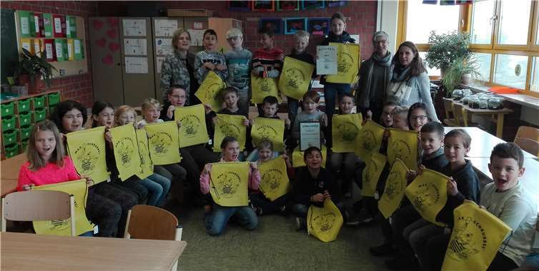 Einen Sonderpreis gab es für die ehemalige Klasse 2b, deren Schüler sich über Max-Schrubbel-rucksäcke freuen konnten.  privat