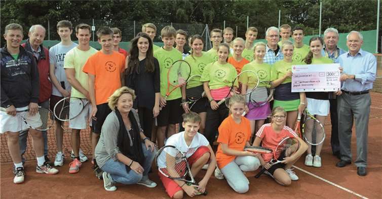 Einen Spenderscheck über 300 Euro überreichten Heinz Dieter Stein und Helge Fiedler für das Tenniscamp des TC Heimerzheim. privat
