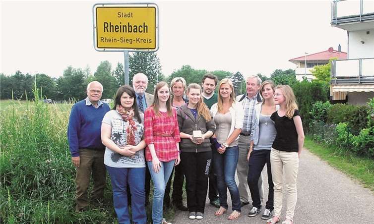 Einen Stolperstein zeigen Initiatoren der Bürgerinitiative und Mitglieder des Schülerparlaments.Werner Meyer
