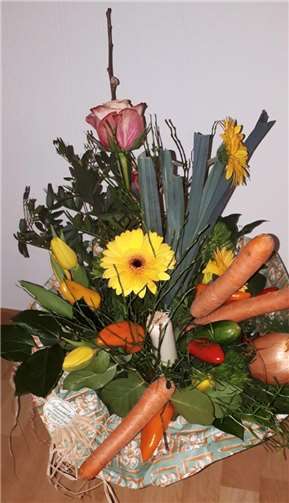 Einen Strauß mit Blumen und Gemüse erhielt Frau Witsch zum Abschied.