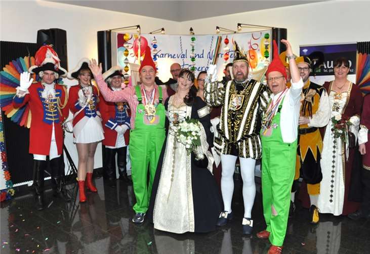 Einen Superempfang bereiteten die Zeitungsmacher, allen voran die Geschäftsführer Peter Krupp (li.)und Hermann Krupp (re.) dem Brohler Prinzenpaar mit Gefolge. Fotos: Bernd Schmitz