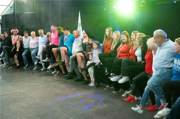 Einen Tanzkurs besonderer Art veranstaltete dann das Martinself Herrenballett der K. und K. bei der viele aus dem Publikum zeigen konnten, ob sie die Grundschritte des Gardetanz auf die Reihe bekommen.