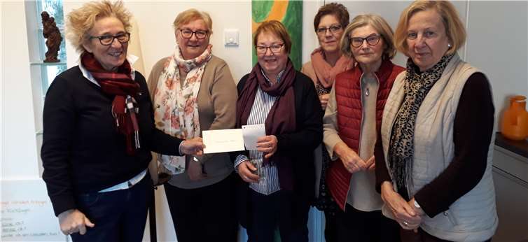 Einen Teil des Erlöses spendeten die Damen der kfd dem Förderverein des katholischen Familienzentrums. Privat