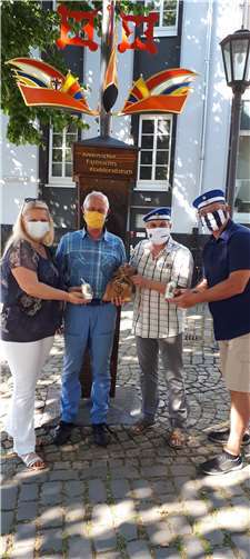 Einen Teil des Verkaufspreises stellte die närrische Reisegesellschaft dem Förderverein Mariendom zur Verfügung. Foto: privat