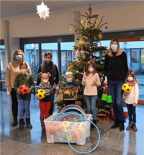 Einen Teil des neuen Spielmaterials präsentiereten stolz die Kinder unterm Weihnachtsbaum Ihrer Schulleitung Frau Kerstin Fuchs (1.v.li), der Vorstandsvorsitzenden Frau Michaela Süß (Mitte) und Kassiererin Frau Andrea Zweck (1.v.re).Foto: privat