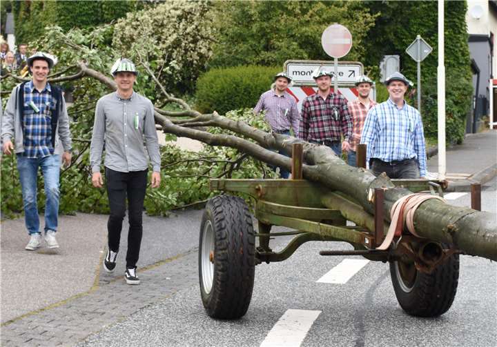 Einen Tirolerhut trugen dieRengsdorfer Burschen auch beim Umzug durch den Ort.