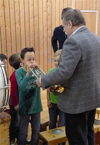 Einen Ton aus der Trompete herauszubekommen ist gar nicht so einfach...!