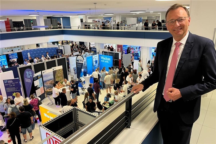 Einen Überblick über das Angebot bei der Jobmesse „Karrieretag“ verschaffte sich der Koblenzer Bundestagsabgeordnete Josef Oster.