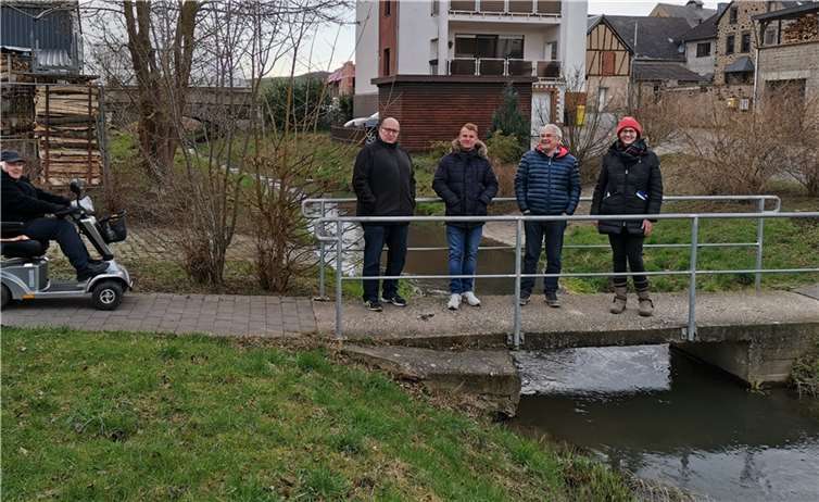 Einen Überblick über den Nothenbach verschafften sich Kathrin Laymann (re.) und Mitglieder der FWG Kobern-Gondorf-Dreckenach. Foto: privat