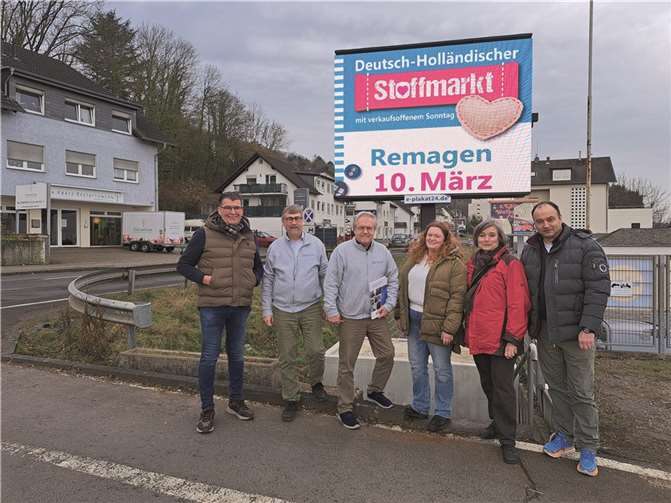 Einen attraktiven Standort bietet die Sinziger Straße 31 in Remagen.Von links: Bernd Alfter (Eigentümer und Vermieter), Reiner Stutz (Geschäftsführer RS Computer, Thomas Selbach (RS Computer –Vertrieb, Lisa Althoff (Stadtmarketing) Kerstin Sievert (1. Vorsitzende Werbegemeinschaft „Remagen mag ich“ und Volker Geber (2.Vorsitzender Werbegemeinschaft „Remagen mag ich“)