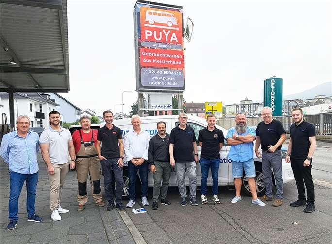 Einen attraktiven Standort für die digitale Außenwerbung bietet die Sebastianstraße 118 in Bad Neuenahr-Ahrweiler. Von links: Rainer Distelrath (Distelrath Immobilien), Florian Wahl (City Immobilien), Rolf Schäfer (Schreinerei Schäfer), Robert Werner (GTÜ Werner –Sachverständiger), Norbert Münch (Fliesen Münch), Nurillihak Tümkaya (Taxi Nuri), Reiner Stutz (RS IT Solutions), André Wenigmann (Kfz-Sachverständiger André Wenigmann), Puya Yousefi (Autoservice Puya), Thomas Selbach (RS Computer) und Viktor Holstein (RS Computer)