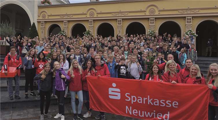 Einen aufregenden Tag erlebten rund 300 Jugendliche bei der S-Clubtour der Sparkasse Neuwied, die in diesem Jahr ins Phantasialand führte. privat