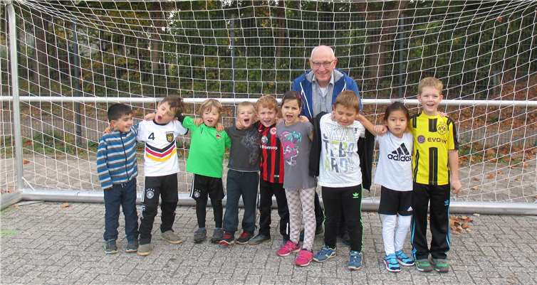 Einen aufregenden Tag im Mendiger Fußballstadion erlebten die Maxikinder des Kindergartens St. Nikolaus. privat