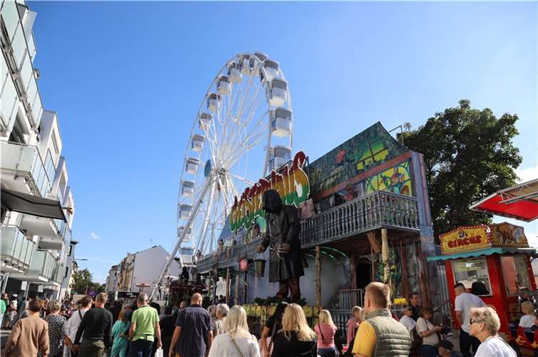 Einen besonderen Höhepunkt bietet auch in diesem Jahr die Fahrt mit dem Riesenrad auf dem Marktplatz. Foto: Archiv