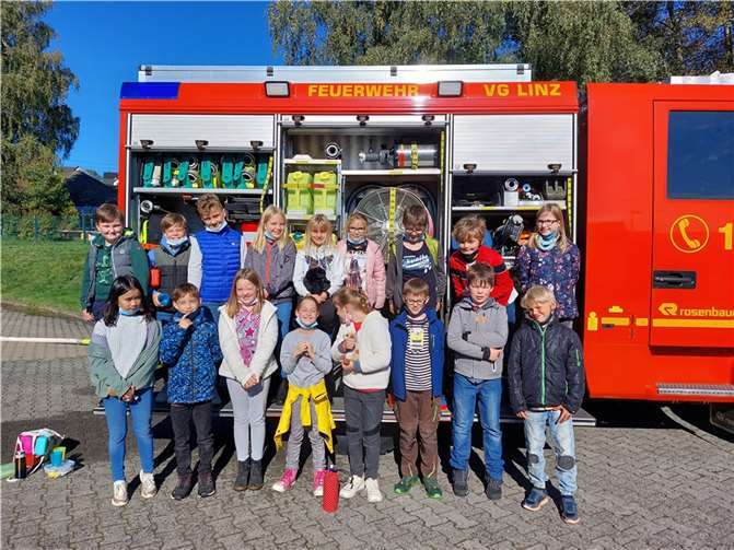 Einen besonderen Schultag erlebten die Grundschüler mit der Freiwilligen Feuerwehr. Foto: privat