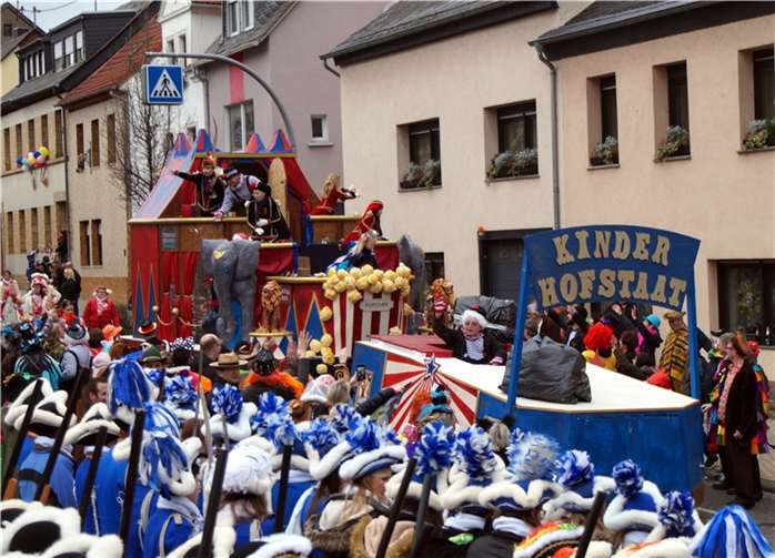 Einen besonders prächtigen Motivwagen hatte der Kinder Hofstaat.