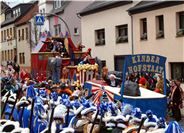 Einen besonders prächtigen Motivwagen hatte der Kinder Hofstaat.