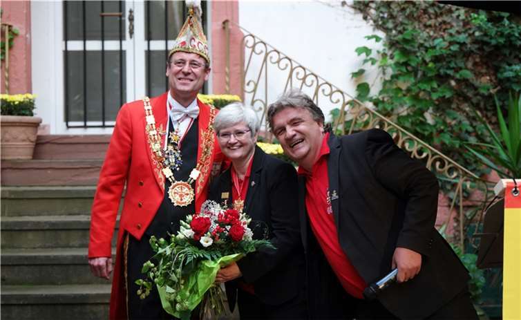 Einen bunten Blumenstrauß erhielt Eva Bonn vom Elferratspräsidenten Markus Krapf (l.) und dem zweiten Vorsitzenden Thomas Grebel für das große Engagement in der Museumsleitung. Fotos: ND