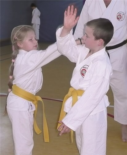 Einen der Schwerpunkte der Kinder-Lehrgänge des Karate-Club Puderbach bilden erste Übungen aus der Selbstverteidigung.privat