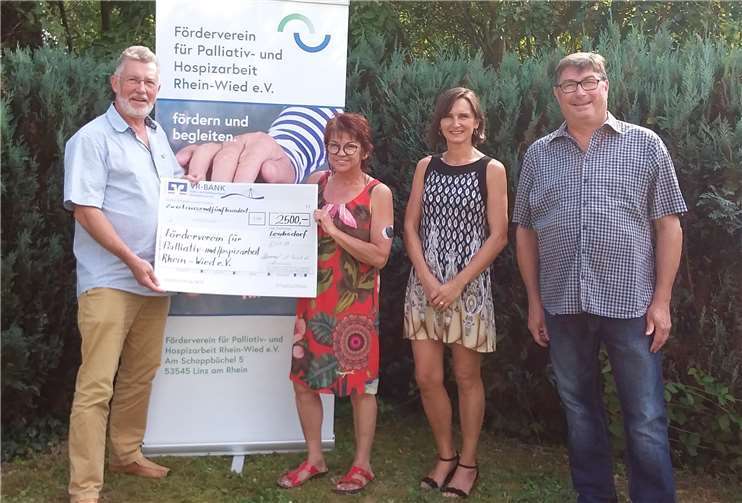 Einen ebenfalls namhaften Betrag in Höhe von 2.500 Euro überreichten Marianne Runkel, Alexandra Scholz und Josef Honnef vom Vorstand des Vereins „Nachbarn in Not“ an den Vorsitzenden des Fördervereins Wolfgang Walter. Dieser bedankte sich für die Spenden, mit denen der Förderverein sein zentrales Anliegen, die Unterstützung von Maßnahmen zur Errichtung eines stationären Hospizes auf der Rheinschiene zwischen Neuwied und Linz, verfolgen kann.