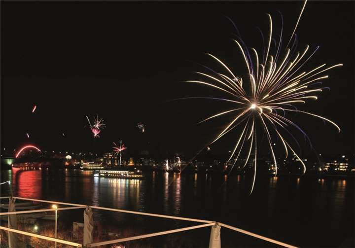Große Silvesterparty in Bonn am Rhein Einen einmalig schönen Blick hat man von den Rheinterrassen auf das Silvesterfeuerwerk. privat