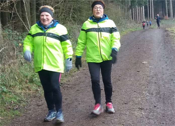 Einen entspannten Sportnachmittag konnten auch die Walkerinnen erleben: Unter anderem u.a. waren Marianne Zellner (l.) und Edith Junglas erfolgreich dabei.
