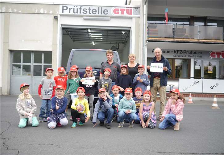 Einen erlebnisreichen Tag erleben die Schüler bei der GTÜ-KFZ-Prüfstelle. privat