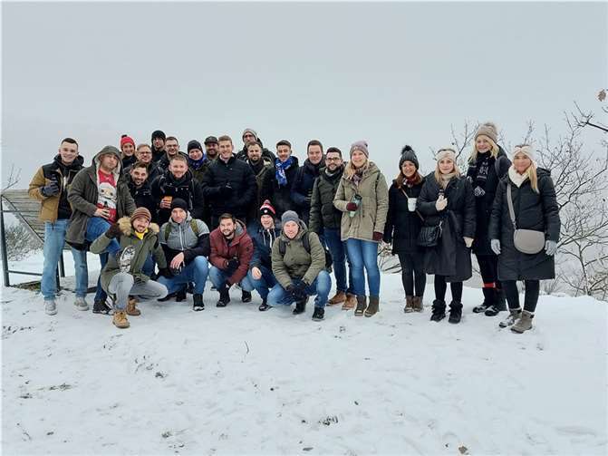 Einen ersten Zwischenstopp legten die SV-Wanderer an einem der Felsplateaus auf dem Nette-Romantik-Traumpfädchen ein.  Fotos: privat