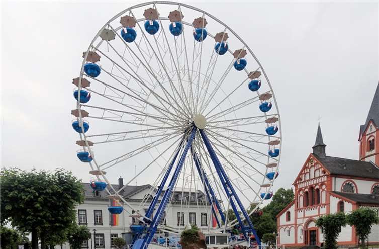 Einen fantastischen Ausblick genießen die Besucher vom neu eröffneten Riesenrad in der Sinziger Altstadt. Foto: Dieter Wind