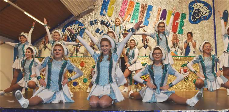 Einen fantastischen Tanz legtendie Brave Mädche auf die Bühnenbretter.