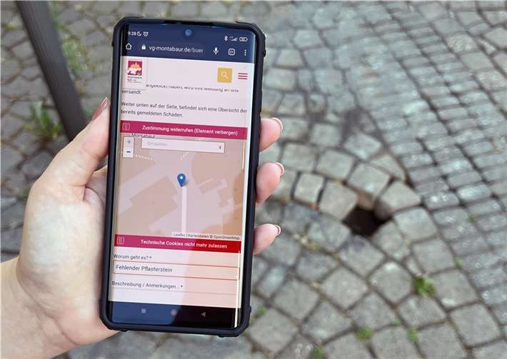 Einen fehlenden Pflasterstein im Gehweg entdeckt: Missstände wie dieser können der Verbandsgemeindeverwaltung jetzt schnell und unkompliziert sofort von unterwegs – zum Beispiel per Smartphone - über den rlpDirekt-Schadensmelder gemeldet werden.  Foto: VG Montabaur
