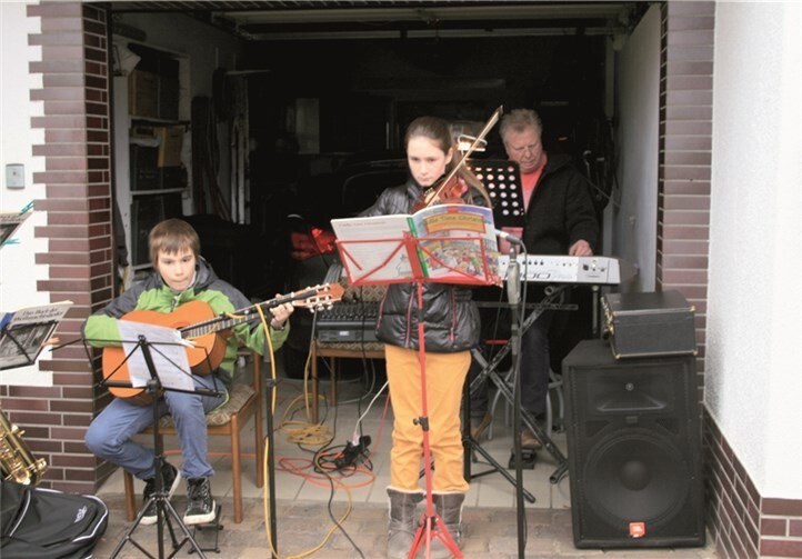 Einen festlichen Rahmen erhält dieser Treff durch einige Anwohner, die durch das Spielen von Weihnachtsliedern schon auf das Fest einstimmen.privat