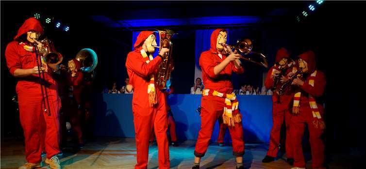 Einen fetzigen Auftritt legen die „Ahrtalente“mit ihrer „Ramba Zamba“-Blasmusik, mit und ohne Maske, hin.