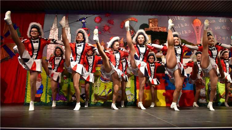 Einen flotten Tanz legte dieJugendgarde des KC Rot Blau auf die Bühnenbretter.