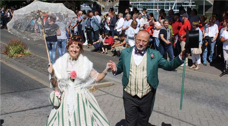 Einen freundlichen Biedermeier-Gruß entbot dieses schicke Paar aus dem 19. Jahrhundert.
