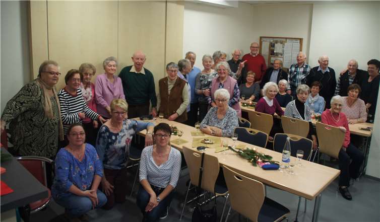 Einen fröhlichen Senioren-Kaffee erlebten alle Gäste im adventlich geschmückten DGH in Hardert.Privat