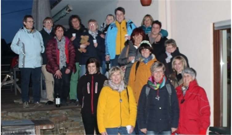 Einen fröhlichen Tag beschlossen die Herzblättchen mit ihrer frisch gekrönten Maikönigin Petra Neubarth. privat