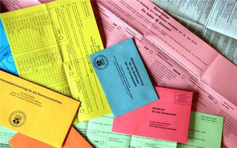 Einen ganzen Berg voller Stimmzettel galt es bei den Kommunal- und Europawahlen vor fünf Jahren auszufüllen. Der Berg ist auch diesmal nicht kleiner. Daher wird den Bürgern Briefwahl empfohlen. Denn in den Wahlkabinen kann es ob der vielen Stimmzettel „ziemlich eng“ werden.  Foto: GS