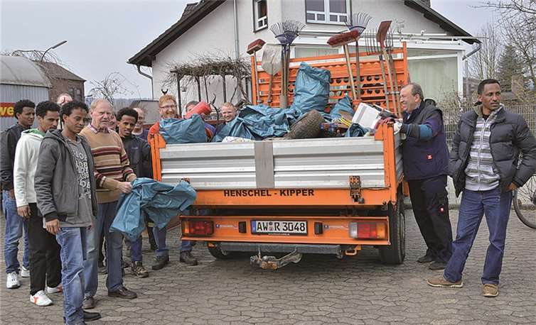Einen ganzen Kipper voll Unrat hatten die freiwilligen Helfer gesammelt.