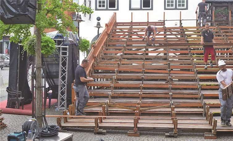 Einen ganzen Tag lang malochten die Männer des städtischen Baubetriebshofes zusammen mit den Mitarbeitern der Tribünenfirma, um die Einzelteile abzubauen und zu verstauen. E. Labonte